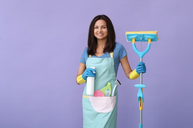 Free photo young woman with rubber gloves, ready to clean