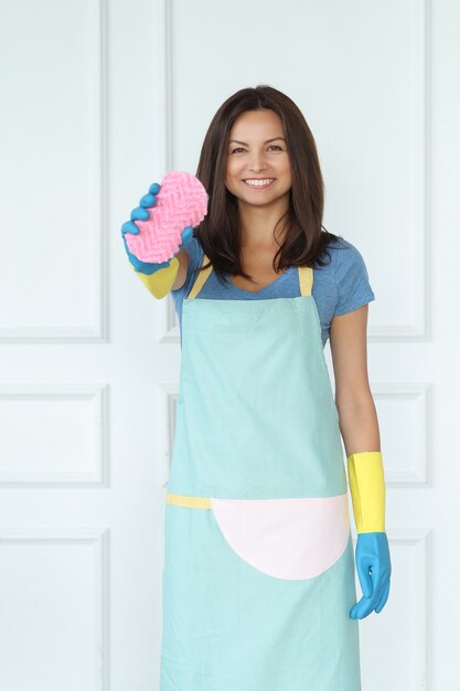 ゴム手袋をした若い女性、掃除の準備ができて