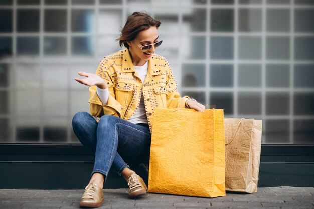 市内の買い物袋を持つ若い女