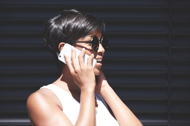 Giovane donna con i capelli corti, parlando al telefono