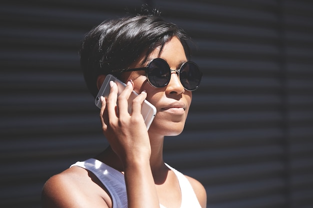 Giovane donna con i capelli corti, parlando al telefono