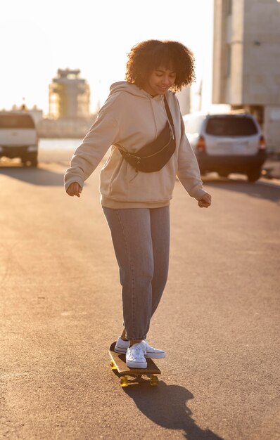 スケートボードの若い女性