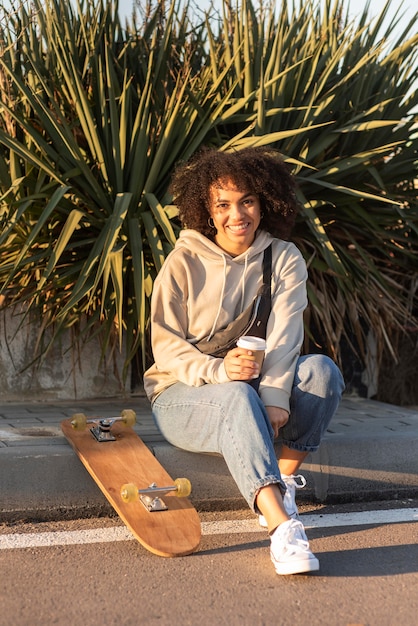 Бесплатное фото Молодая женщина со скейтбордом