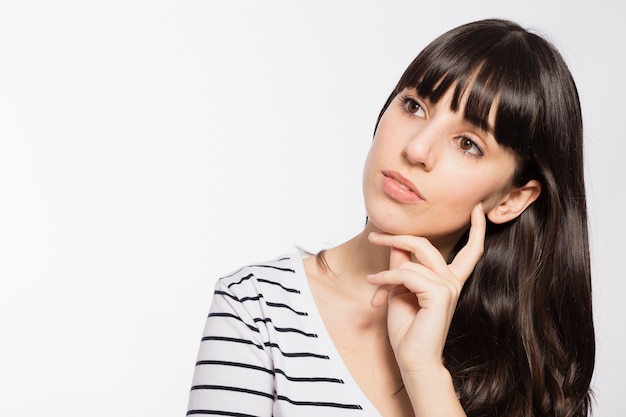 Foto gratuita giovane donna con espressione faccia pensosa