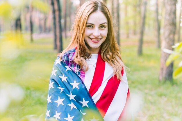 アメリカの国旗を持つ若い女