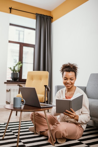 Free photo young woman working from a modern place