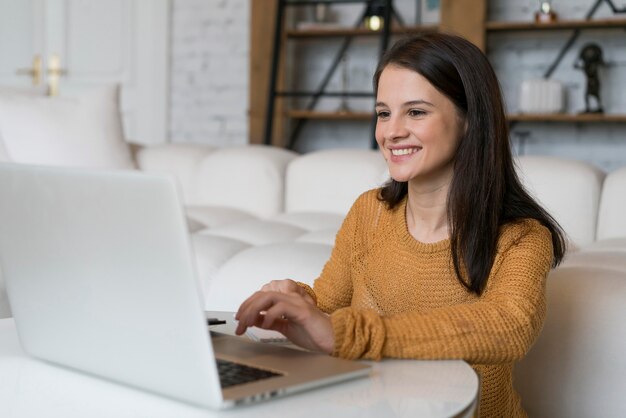 彼女のラップトップで作業する若い女性