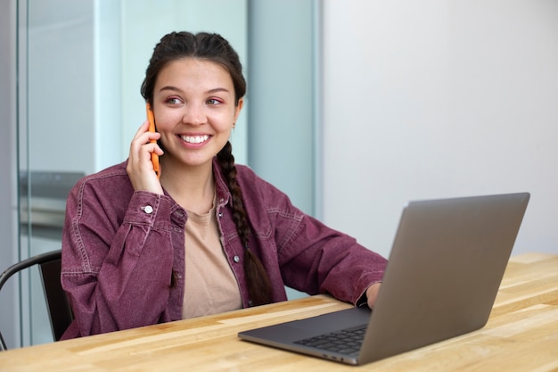 Free photo young woman working in her office