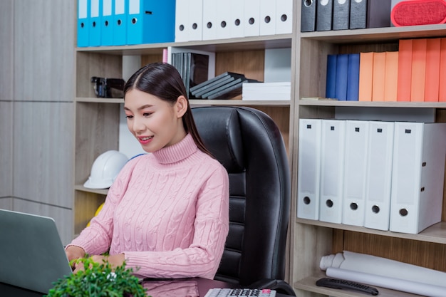 Free photo young woman working office.