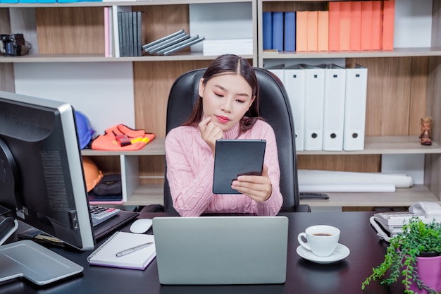 Young woman working office.