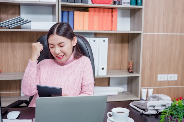 Free photo young woman working office.