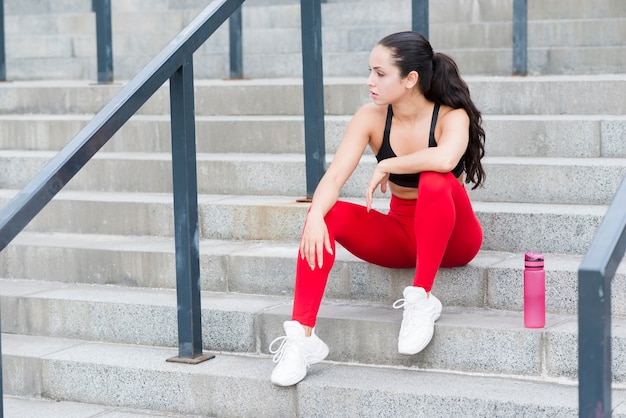 Foto gratuita giovane donna che lavora in strada