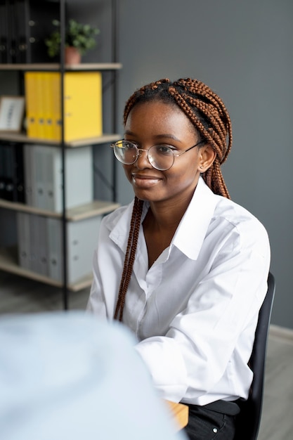 Free photo young woman working in a startup company