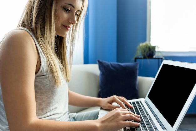 노트북으로 작업하는 젊은 여자
