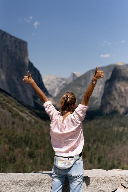 Foto gratuita giovane donna nel parco nazionale di yosemite. in viaggio negli stati uniti, california