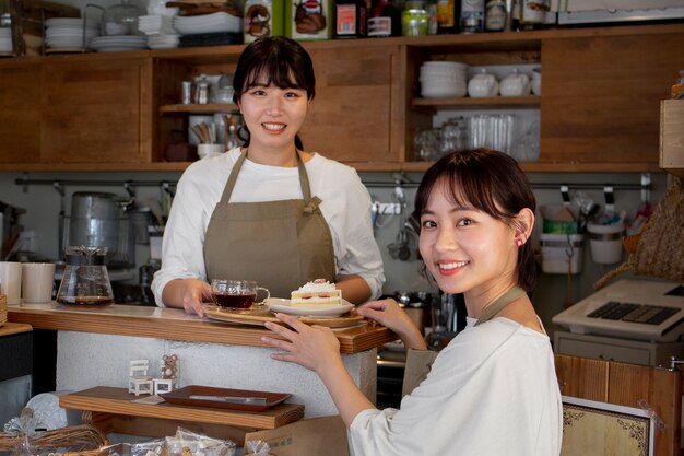 ケーキ屋さんをアレンジする若い女性