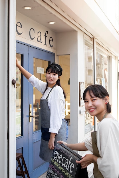 ケーキ屋さんをアレンジする若い女性