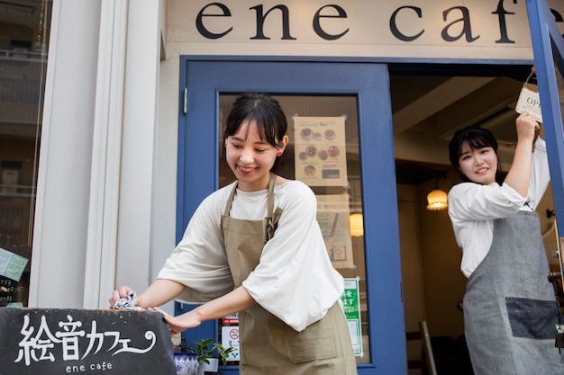 ケーキ屋さんをアレンジする若い女性