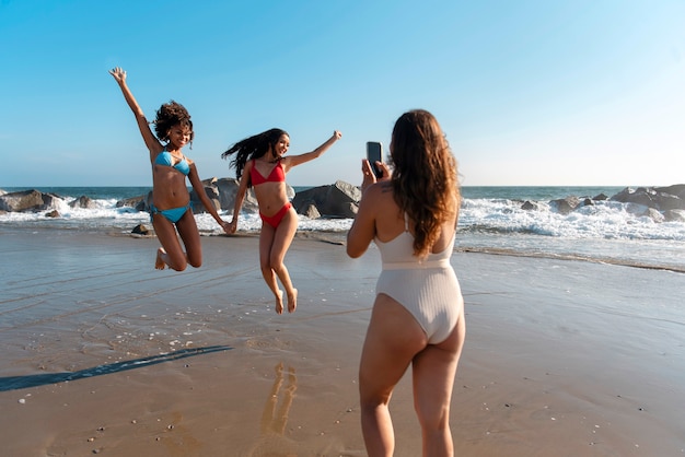 해변에서 즐거운 시간을 보내는 젊은 여성