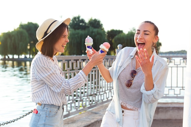 Foto gratuita giovani donne che mangiano il gelato