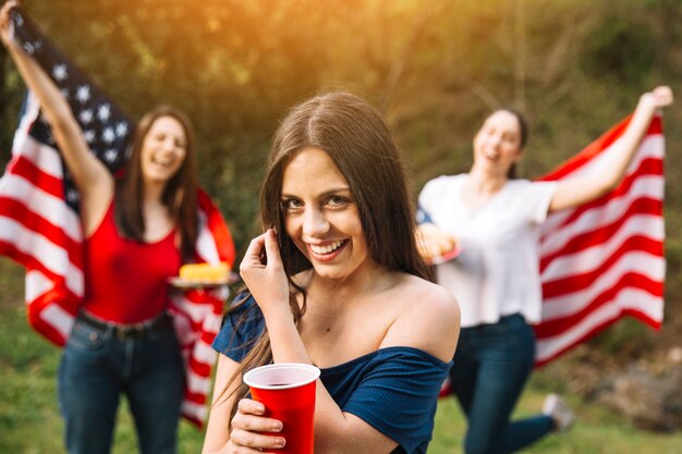 Молодые женщины, имеющие вечеринку за пределами