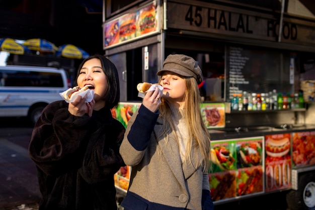 Giovani donne a new york durante il giorno