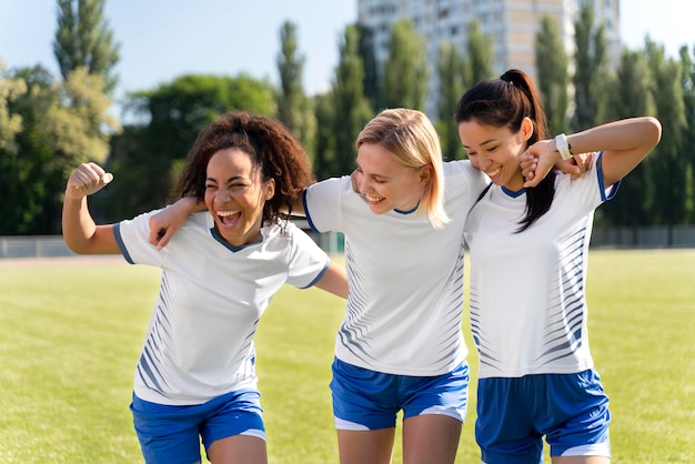 Foto gratuita giovani donne che giocano in una squadra di calcio