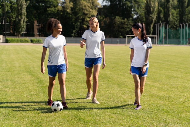 サッカーをする若い女性