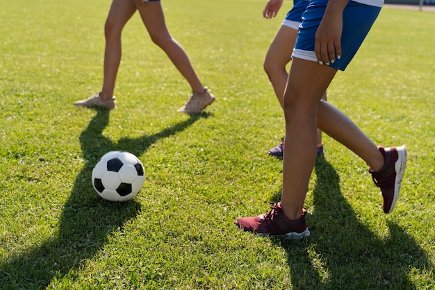 Бесплатное фото Молодые женщины играют в футбол