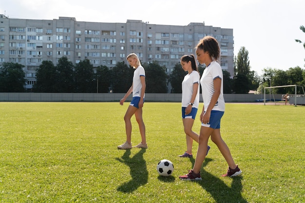 Молодые женщины играют в футбол