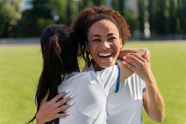 無料写真 サッカーチームで遊ぶ若い女性