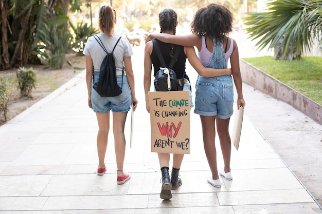 Foto gratuita giovani donne che protestano contro il cambiamento climatico