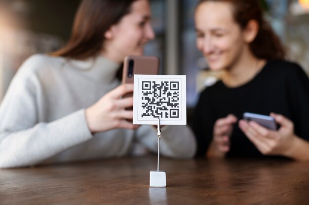 카페테리아에서 qr 코드를 스캔하는 젊은 여성