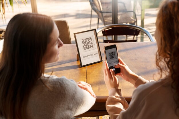 qr 코드를 스캔하는 젊은 여성