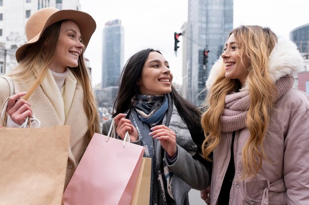 街で買い物をする若い女性