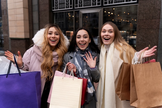 Foto gratuita giovani donne che fanno shopping in città