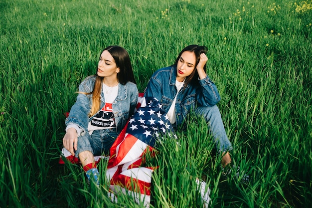 Free photo young women sitting on grass