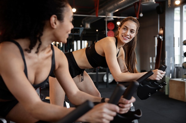 Free photo young women taking part of spinning class