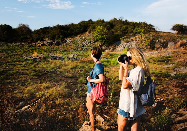 若い女性が一緒に旅行するコンセプト