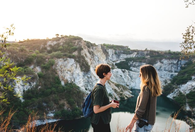 若い女性が一緒に旅行するコンセプト