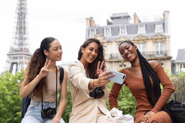 Молодые женщины путешествуют и веселятся вместе в париже