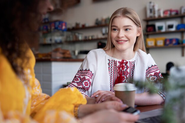 Молодые женщины в вышитых рубашках