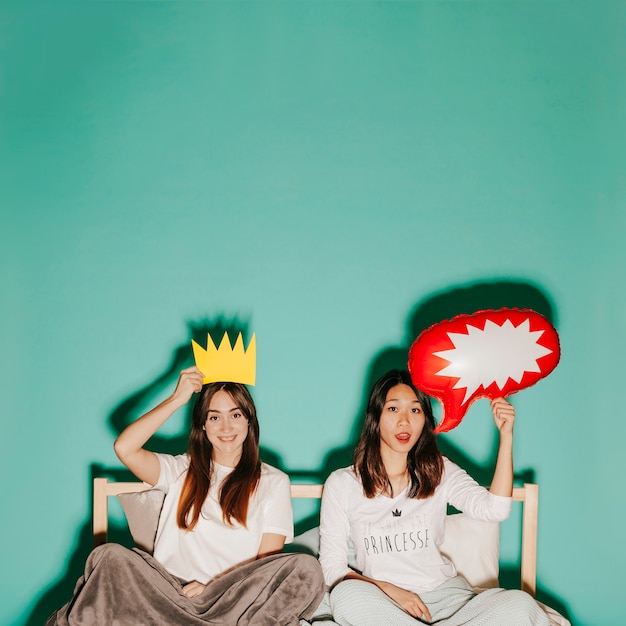 Free photo young women with crown and speech balloon