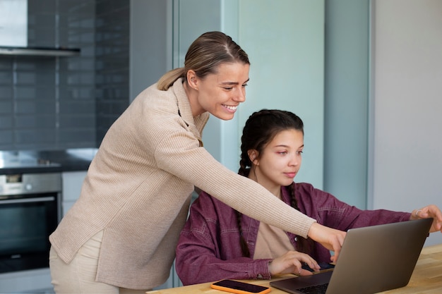 Foto gratuita giovani donne che lavorano insieme