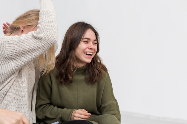 Foto gratuita pranzare delle giovani donne