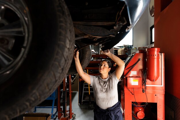 車のワークショップで若い労働者