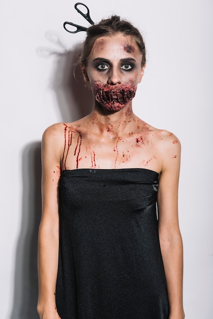 Бесплатное фото Молодой зомби в черном платье