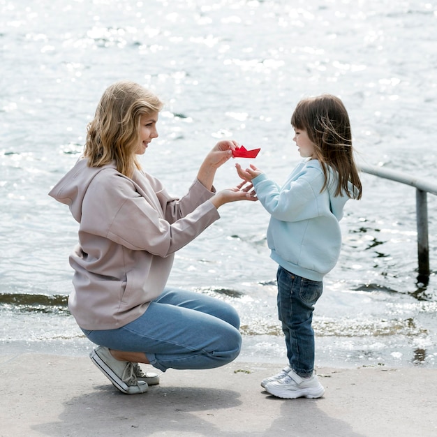 Foto gratuita giovane all'aperto e mamma giocando