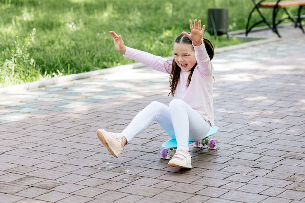 屋外スケートボードで遊ぶ若者