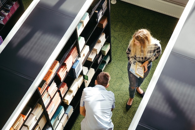 Foto gratuita giovani nella biblioteca universitaria